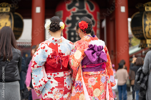 Obraz na plátně Young girl wearing Japanese kimono standing in front of Sensoji Temple in Tokyo, Japan
