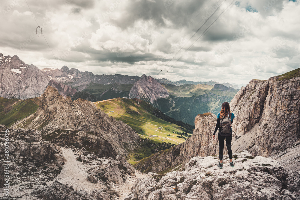 raggazza in Trekking e alpinismo sulle dolomiti