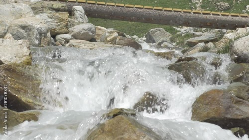 Brücke über Bach in den Alpen