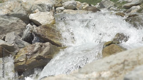 kleiner Wasserfall in den Alpen