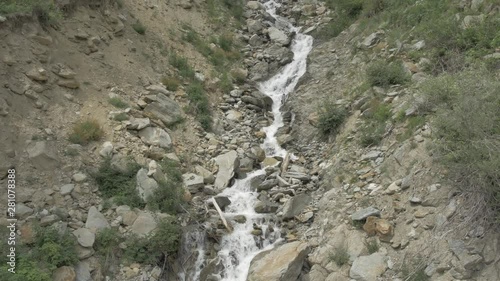 Rauschender Wasserfall in den Alpen