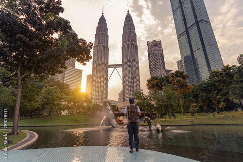 Canvas Print A man backpacker is traveling and sightseeing Landmark twin tower of Kuala Lumpur, Malaysia