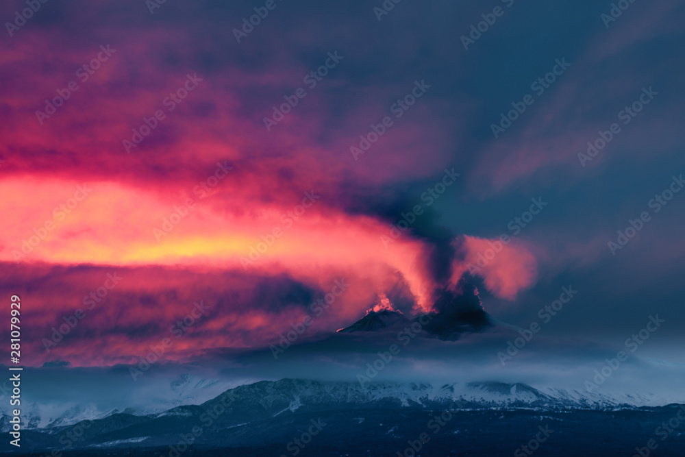 Fototapeta premium Sunset behind mount Etna during eruption