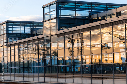 Wallpaper Mural Spiegelung auf dem Bahnhofsgebäude Torontodigital.ca