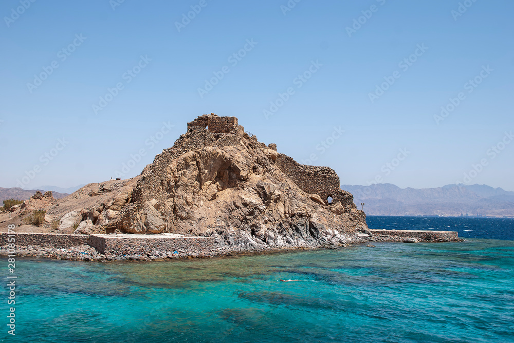 Fototapeta premium Salah El Din Castle on Farun Island in the Gulf of Aqaba