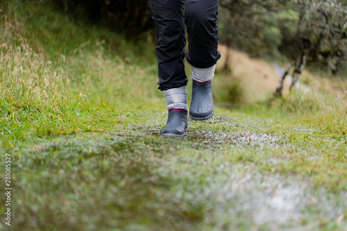 Mujer en caminata en el P  ramo Nacional de Chingaza  Cundinamarca y Boyac  -Colombia