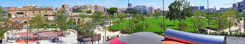 Parque infantil y jardines en la plaza de Les Glories de Barcelona, Catalunya, España, Europa