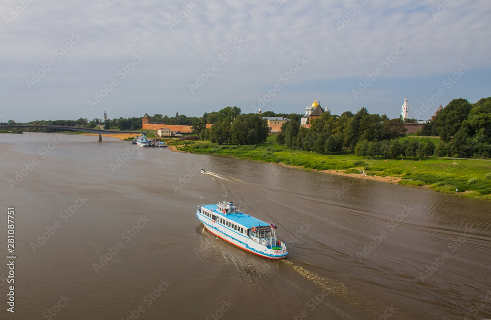 Obraz premium Tourist ship speeding along the river along the Novgorod Kremlin