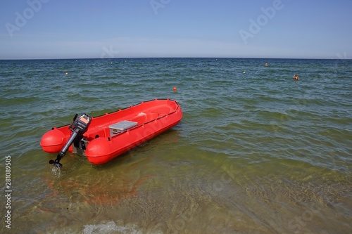 Rotes Boot aus Kunststoff photo