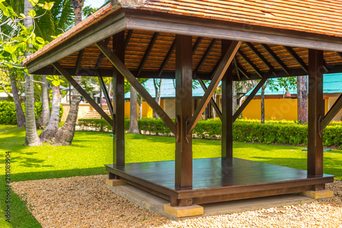 Photographie beautiful wooden gazebo and nice green lawn