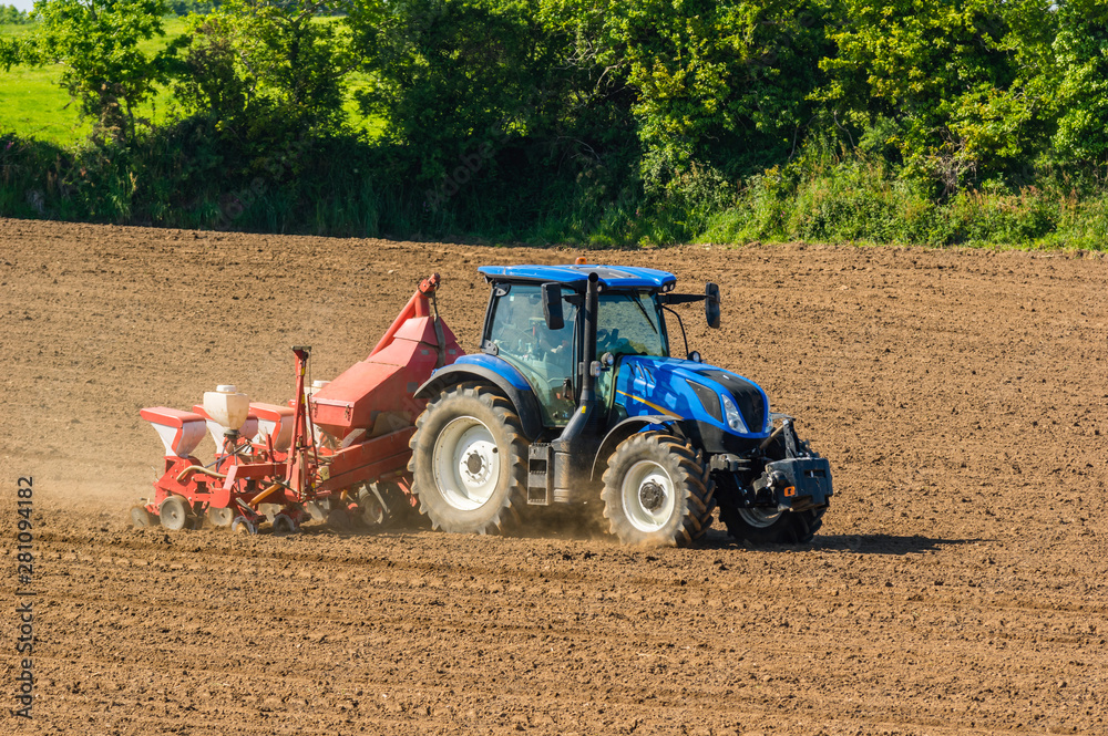 Obraz premium Un tracteur travaille la terre