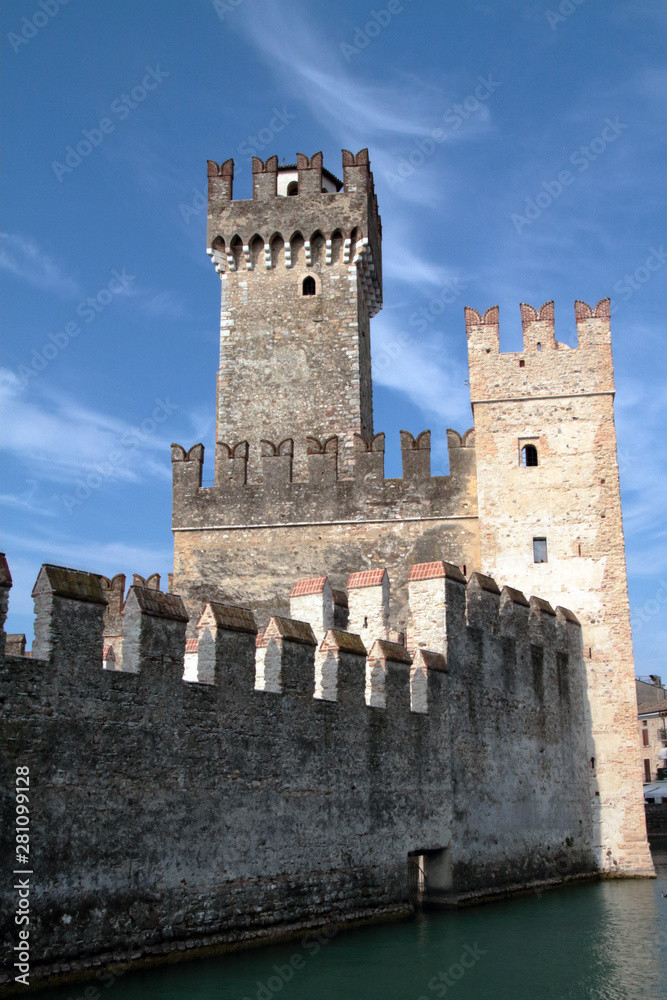 castello di sirmione in italia