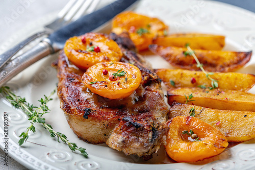 Pork entrecote with apricots, thyme and potatoes.