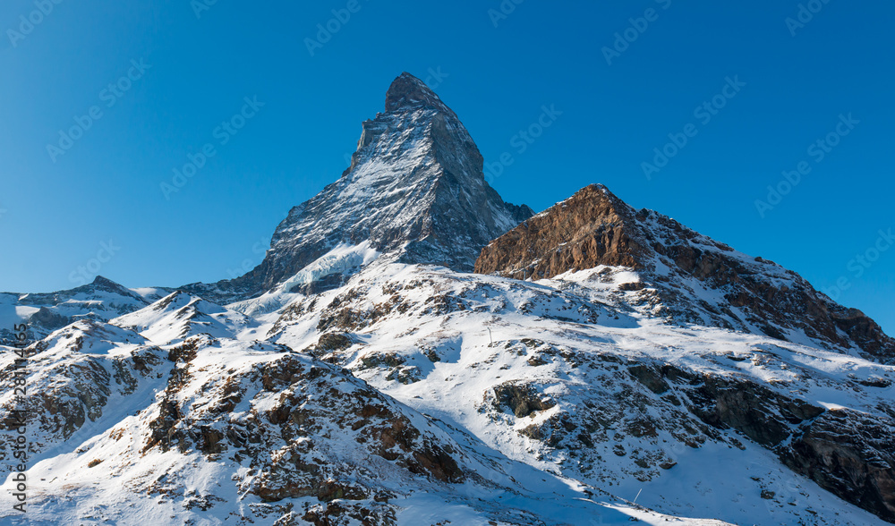 Matterhorn vor blauem Himmel in den schweizer Alpen