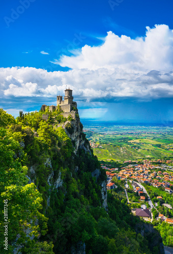 Foto San Marino, medieval tower on a rocky cliff and panoramic view of Romagna