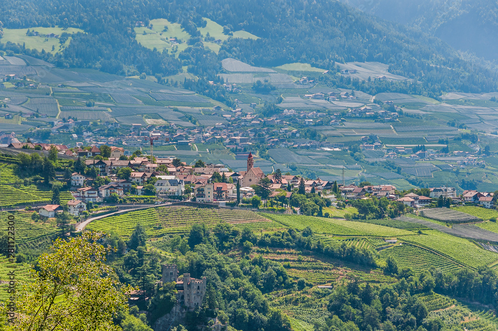 Dorf Tirol, Kirche, Weinberge, Wanderweg, Obstbäume, Vinschgau, Südtirol, Sommer, Italien