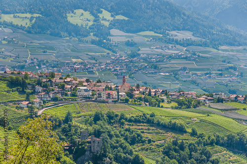 Dorf Tirol  Kirche  Weinberge  Wanderweg  Obstb  ume  Vinschgau  S  dtirol  Sommer  Italien
