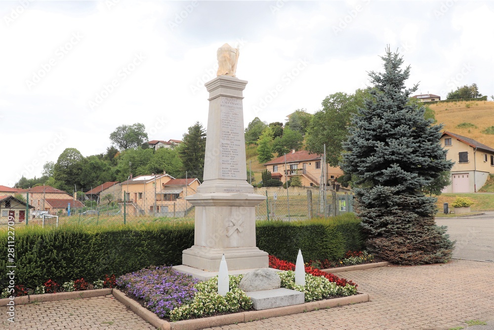 Monument aux morts de la seconde guerre mondiale 1939 - 1945 du village de Meyrieu les Etangs - Département Isère - France