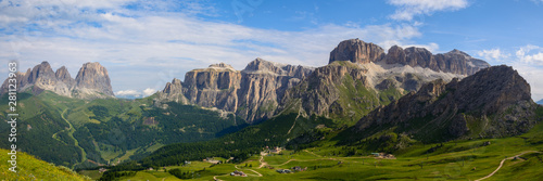 Panorama sul passo Sella, gruppo Sella e gruppo del Sassolungo