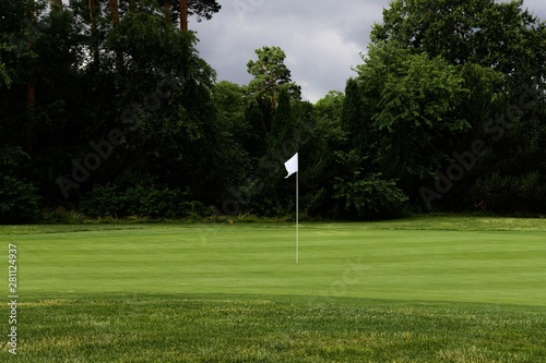 Golfplatz Green mit Fahne