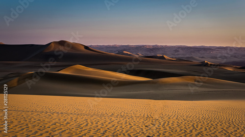 Sol iluminando las dunas y el desierto al atardecer