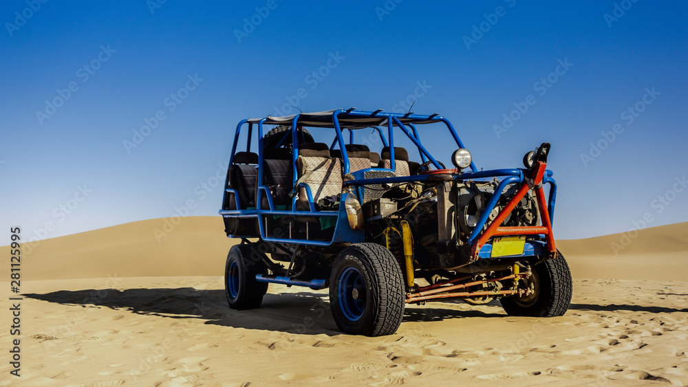 Obraz premium Areneros tubulares en Huacachina , Ica, Perú