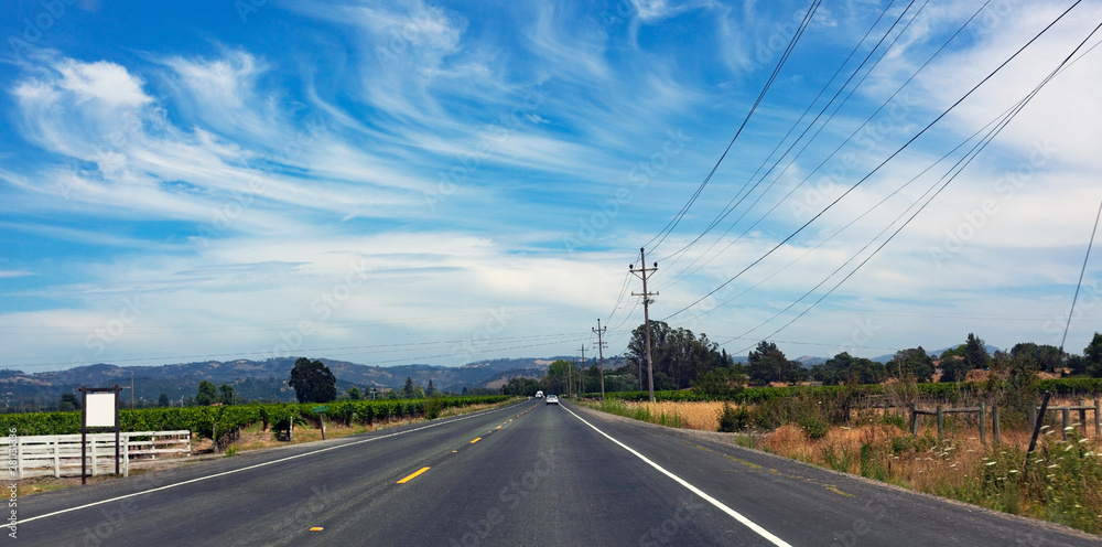 Φωτογραφία Picturesque rural road in Santa Rosa, California wine country under cirrus skies