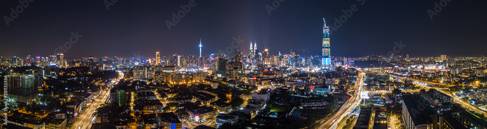 Naklejka premium Piękne panorama miasta Kuala Lumpur w Malezji w nocy