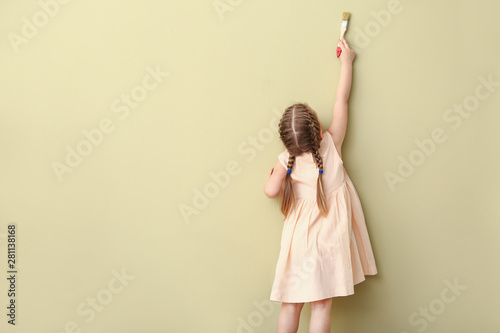 Little girl painting on col...