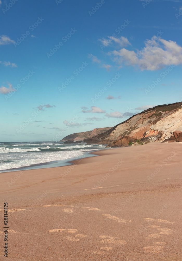 falesia de praia oeste portugal céu azul sol areia mar