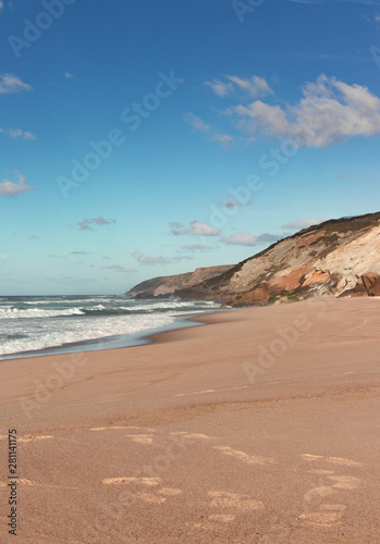 falesia de praia oeste portugal céu azul sol areia mar