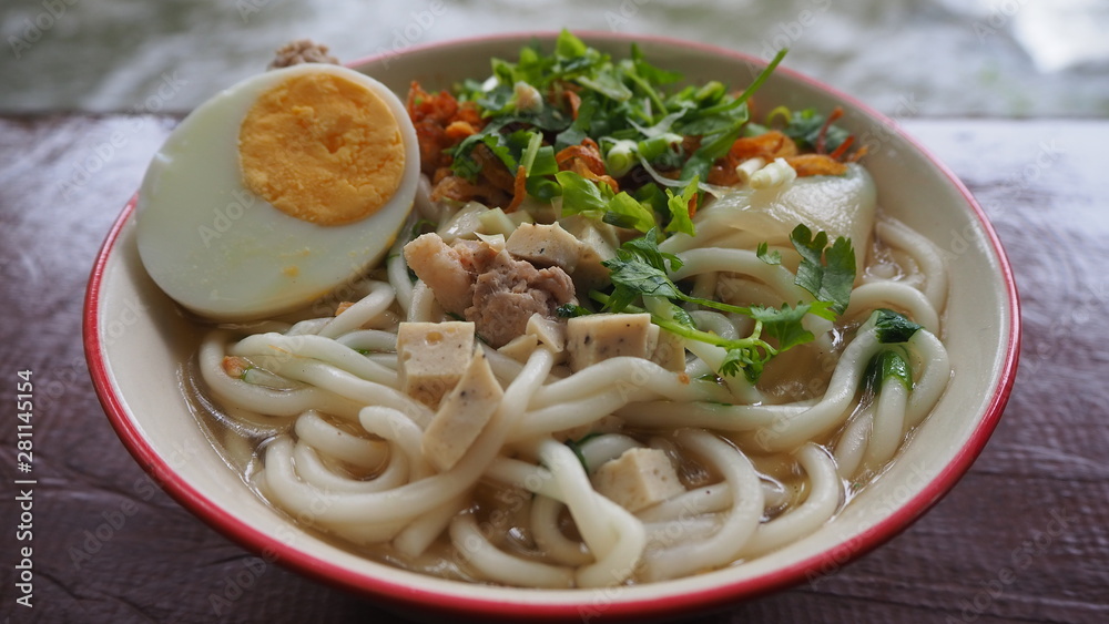 I like to eat noodles, especially small strips.