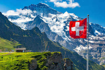 Foto auf Acrylglas Alpen Männlicher Aussichtspunkt, Schweiz  © Kavalenkava