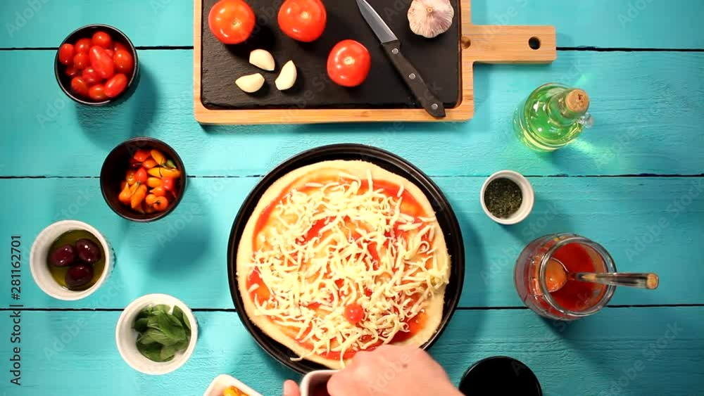 Vídeo preparando pizza com igredientes frescos como molho de tomate, queijo mussarela, tomate cereja, pimentão e orégano