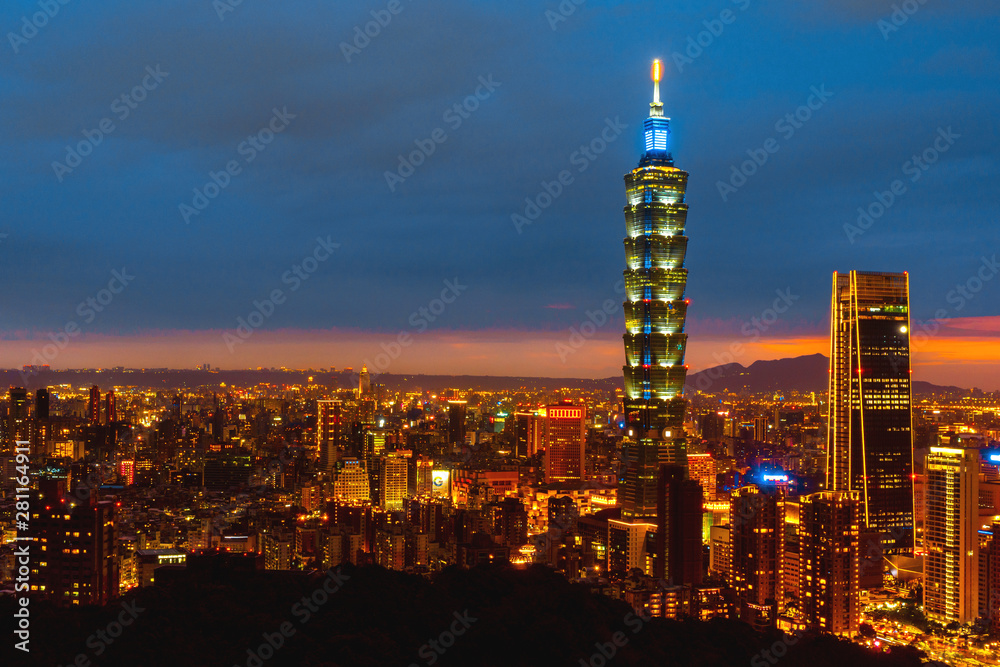 Obraz premium Taipei ,Taiwan: Skyline of Taipei cityscape Taipei 101 building of Taipei financial city ,Taiwan