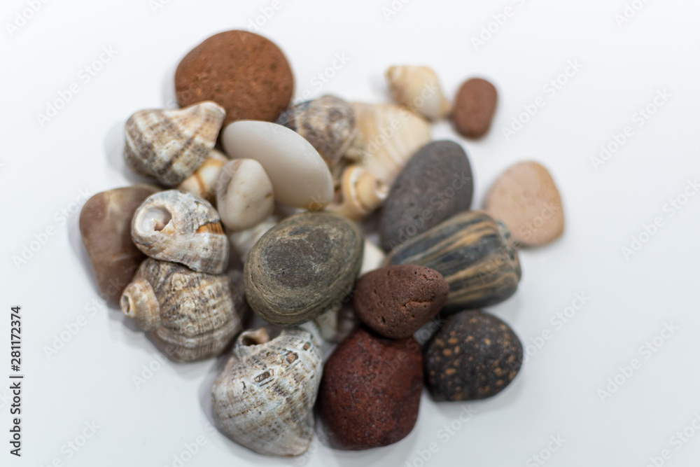 piedras pequeñas de colores con desgaste de playa hermosa, con algunos caracoles marinos y sedimentos piedras pequeñas de colores con desgaste de playa hermosa, con algunos caracoles marinos y sedimentos