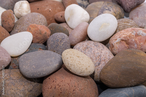 piedras pequeñas de colores con desgaste de playa hermosa, con algunos caracoles marinos y sedimentos 