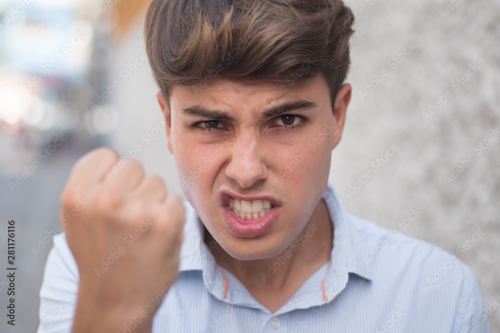Obraz premium angry aggressive man threatening you with his fist