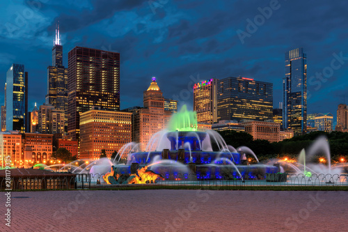 Beautiful Buckingham fountain at night in Chicago, Illinois, USA. фототапет