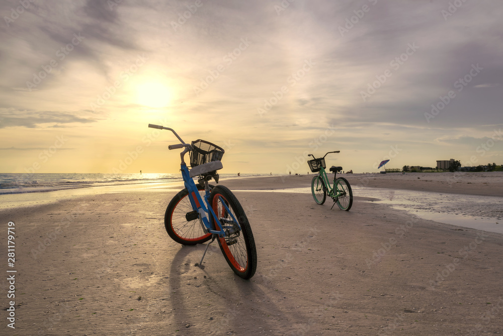 Fototapeta premium Sunset beach and bicycle in Siesta Key beach, Sarasota, Florida