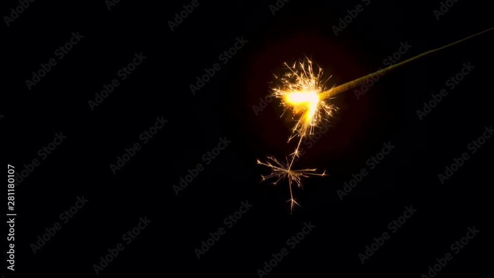 火花を散らして燃える手持ち花火 火花を散らして燃える手持ち花火