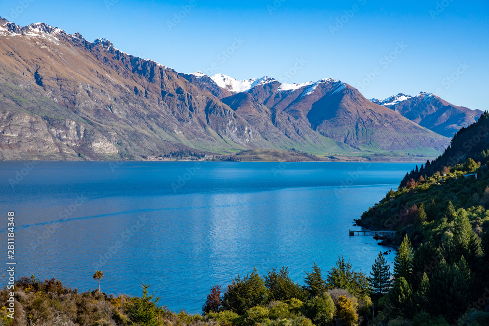 Naklejka premium Southern Alps peaks reflected in a beautiful Glacial lake