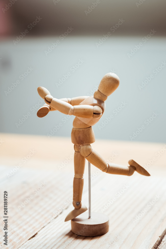 Mannequin en bois pour apprendre à dessiner le corps humain Mannequin en bois pour apprendre à dessiner le corps humain