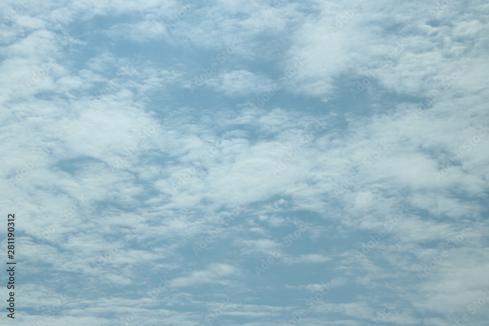 日本の初夏の雲