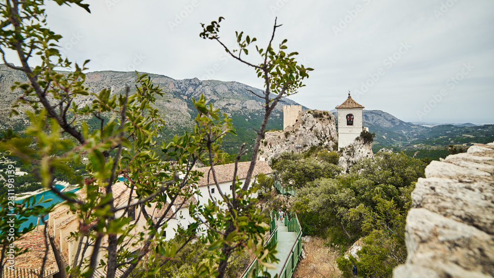 Φωτογραφία Beautiful view from San Jose Castle overlooking the picturesque landscape in Guadalest