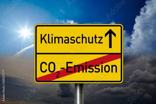 Schild mit Himmel und Klimaschutz, Klimawandel und CO2 Steuer photo