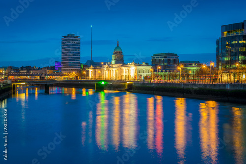Schilderij op canvas View to Custom House and river Liffey in Dublin at dusk - Ireland