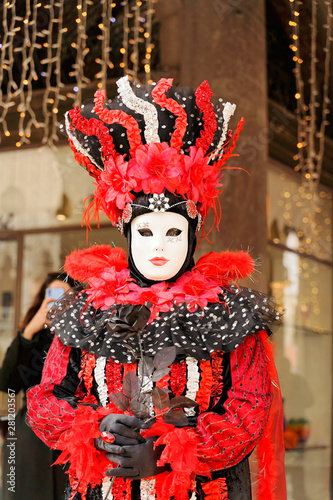 Frau mit traditioneller venezianischer Maske, Portrait, Karneval in Venedig, Venetien, Italien, Europa photo