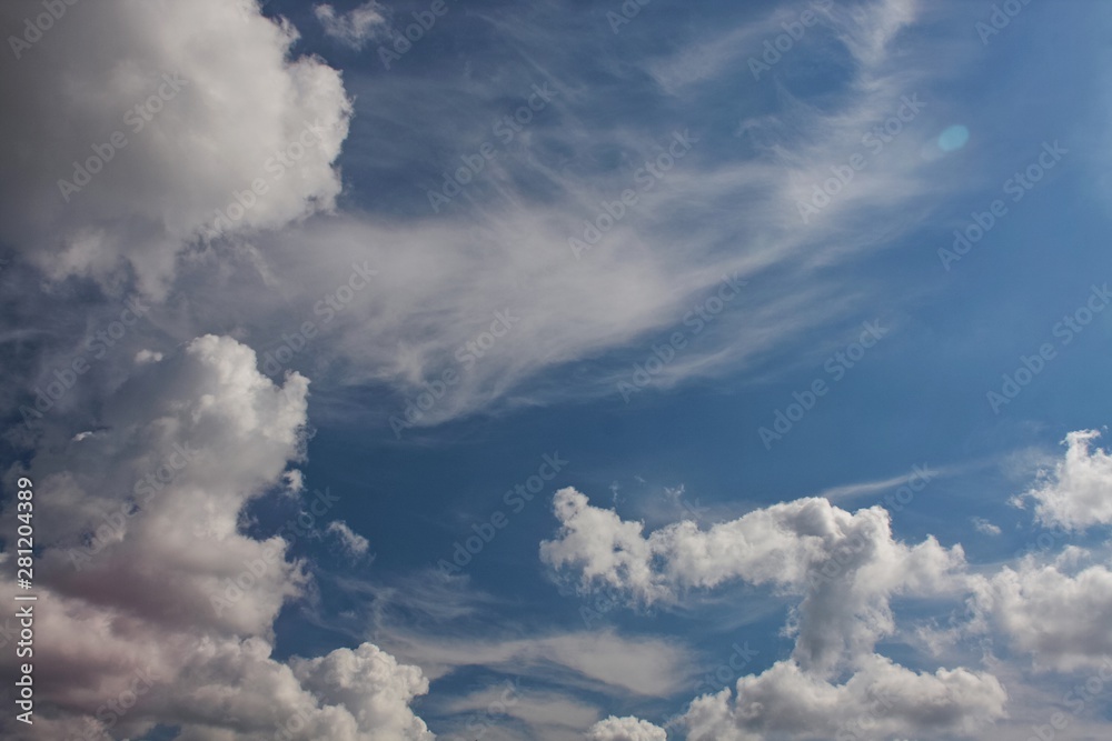 Ładne niebieskie niebo latem z białymi chmurami