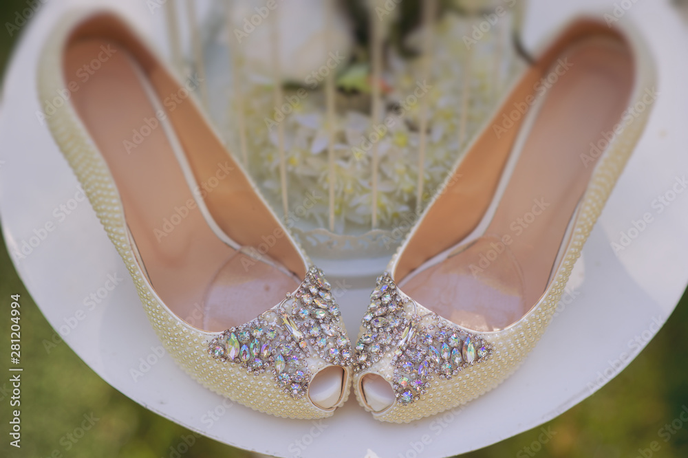 Obraz premium Wedding shoes with rhinestones, view from above